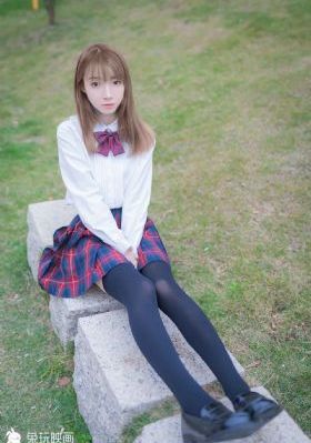 黄色欧美长款羽绒服女_超清在线播放观看